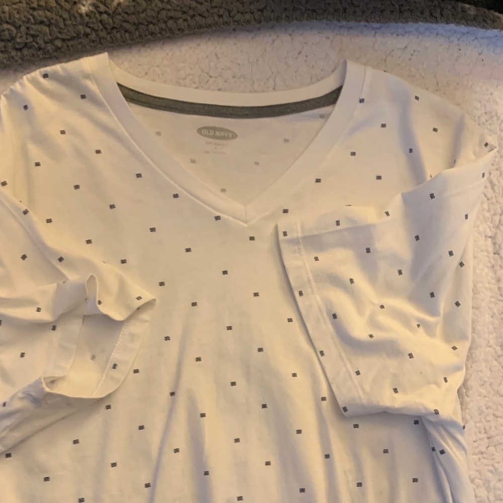 Old Navy White V-Neck Tee with Black wave pattern